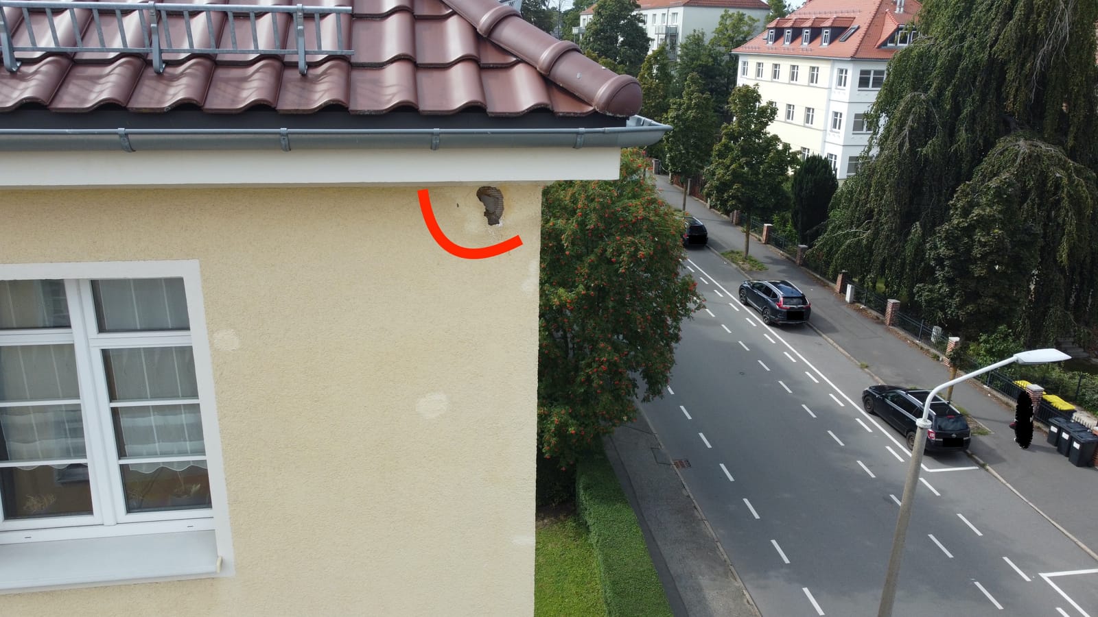 Fassade mit Spechtloch, rot markiert, vor der Reparatur