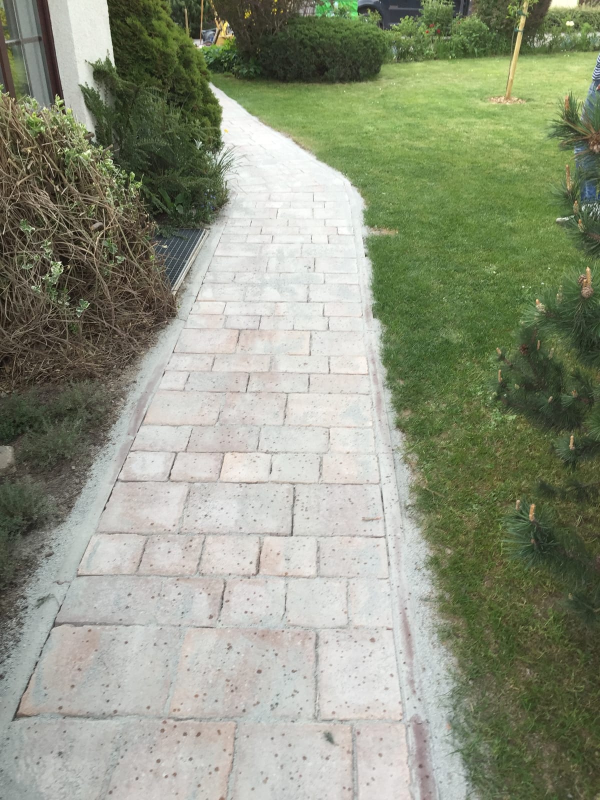Neu verlegter Natursteinweg durch den Garten zum Hauseingang