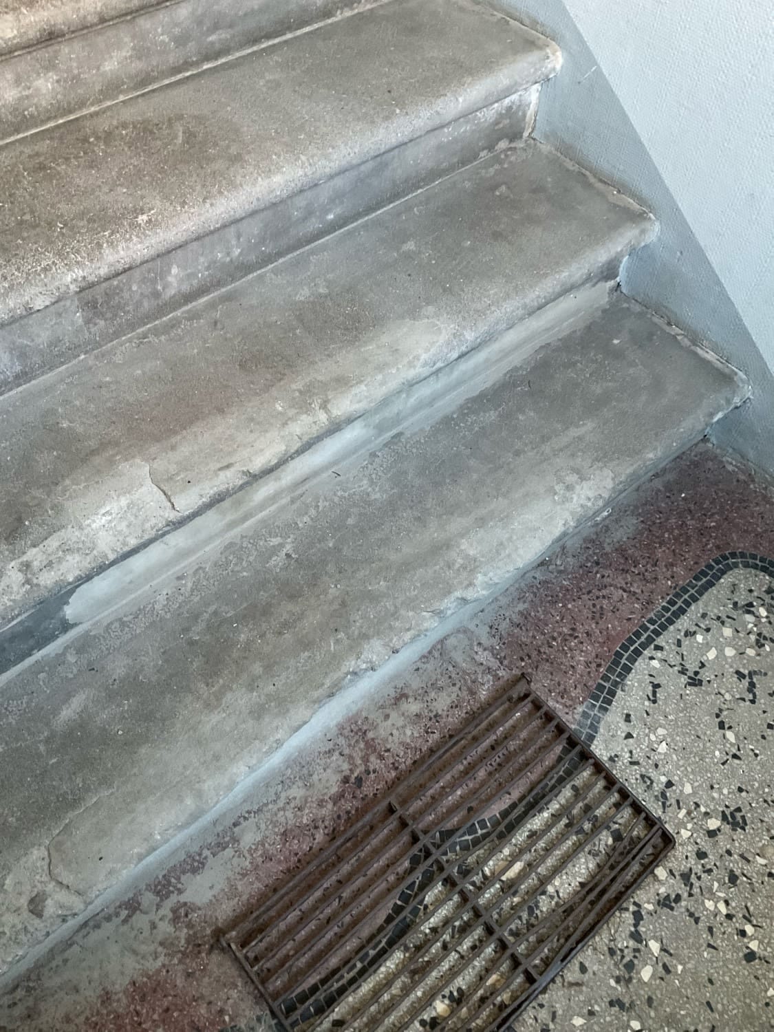 Abgenutzte Steintreppe vor der Renovierung